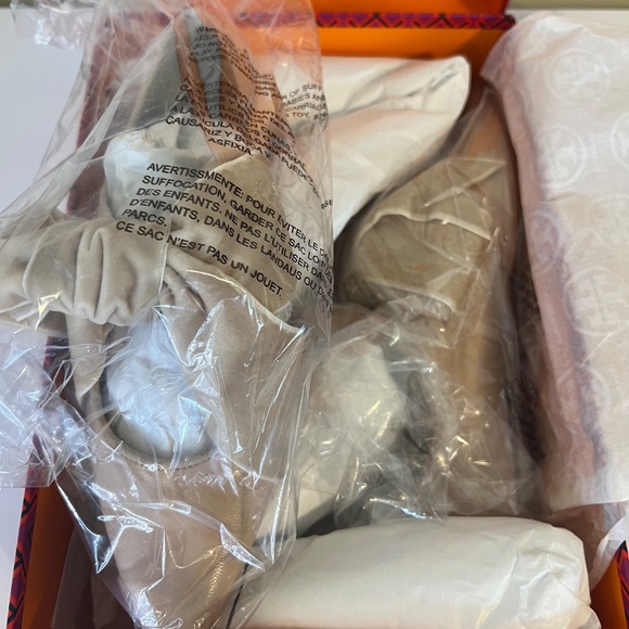 New in Box Tory Burch Clara Bow Flats in Nude - Size 5.5 - Picture 3 of 9